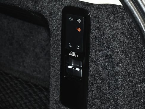 Used 2025 Land Rover Range Rover SE image 78