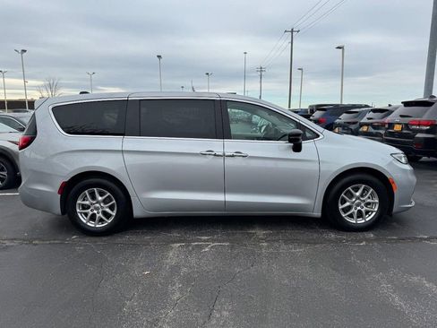 Used 2024 Chrysler Pacifica Touring-L FWD image 2