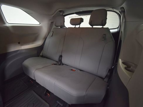 Used 2021 Toyota Sienna XLE image 19