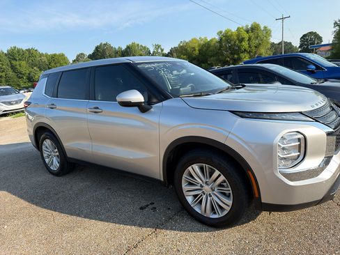 Used 2023 Mitsubishi Outlander ES FWD image 3