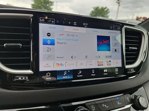 Used 2025 Chrysler Pacifica Select FWD image 13