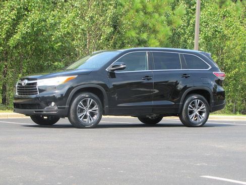 Used 2016 Toyota Highlander XLE FWD image 3