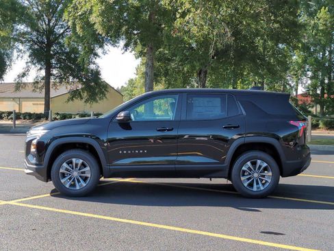 New 2026 Chevrolet Equinox LT w/ Convenience Package II FWD image 2