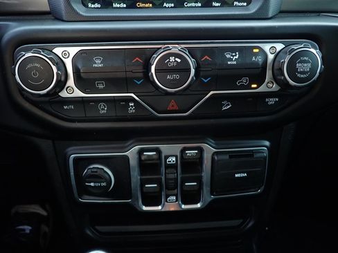 Used 2019 Jeep Wrangler Unlimited Sahara w/ Uconnect 4C Nav & Sound Group AWD/4WD image 19