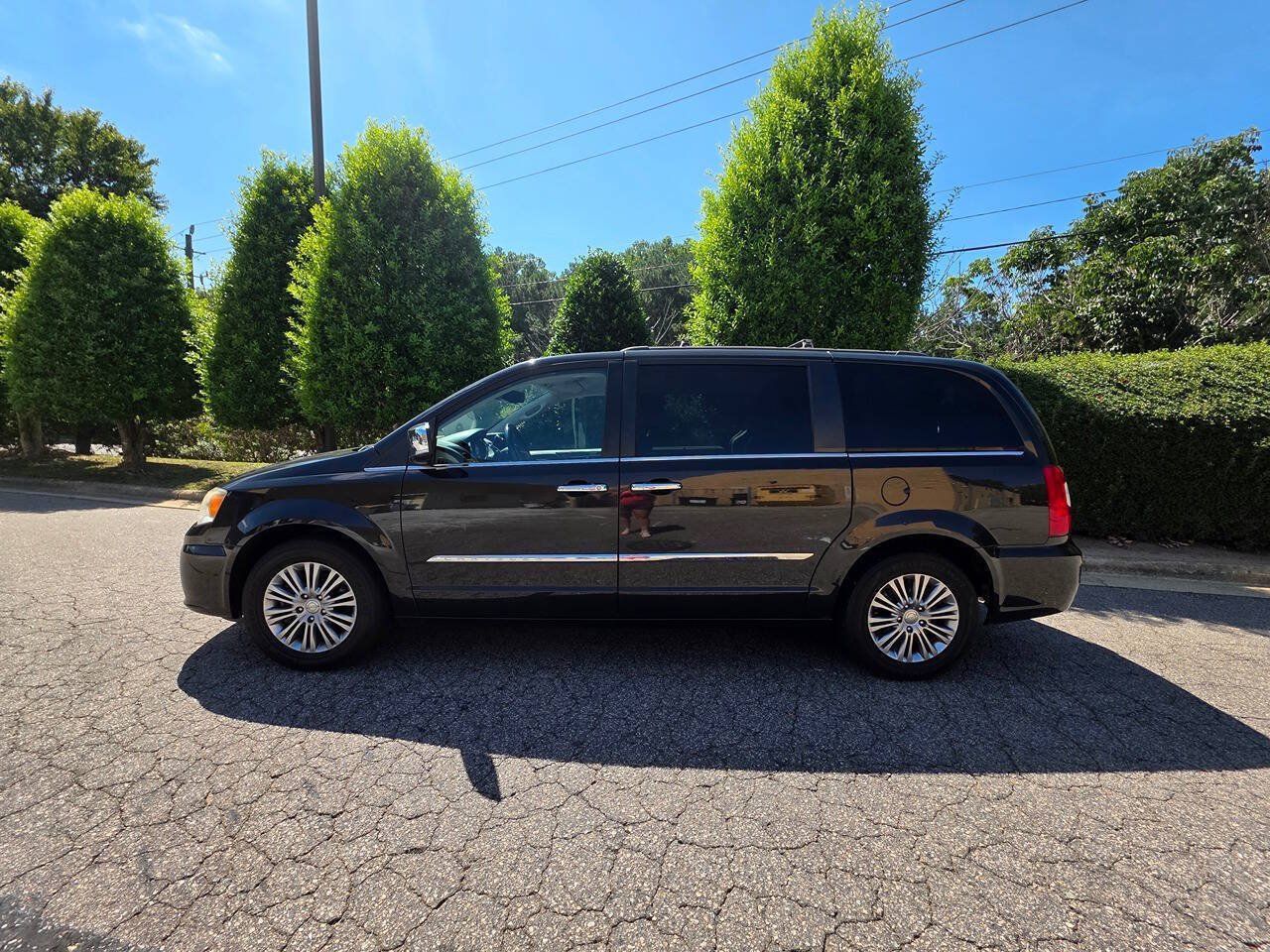 Used 2015 Chrysler Town & Country Touring-L w/ Driver Convenience Group FWD image 2