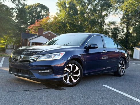 Used 2017 Honda Accord EX image 2