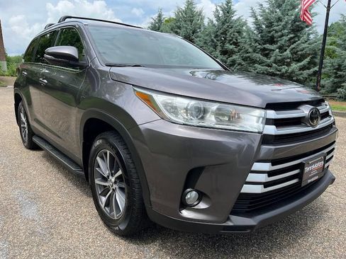Used 2019 Toyota Highlander XLE AWD/4WD image 33