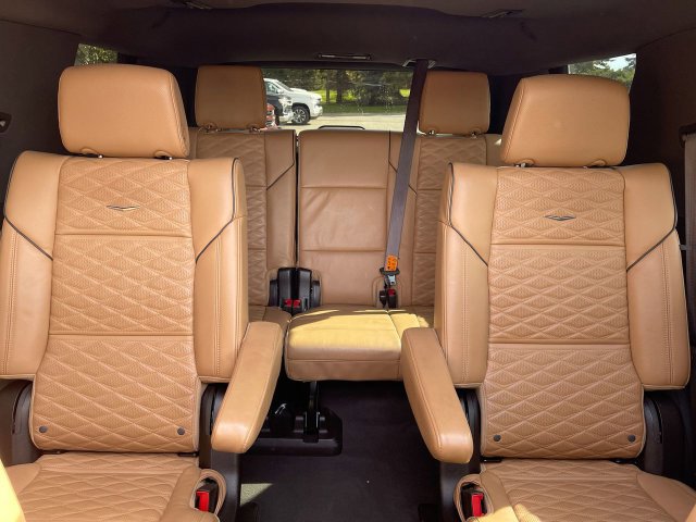 Used 2023 Cadillac Escalade Premium Luxury w/ Performance Package AWD/4WD image 40