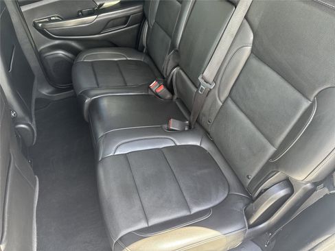 Used 2023 GMC Acadia SLT image 32