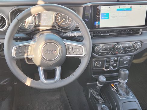 Used 2025 Jeep Wrangler Unlimited Sahara AWD/4WD image 27