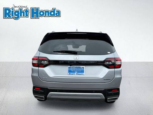 Certified 2025 Honda Pilot Touring image 7
