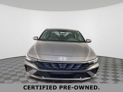 Used 2025 Hyundai Elantra SE image 2