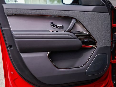 Used 2025 Land Rover Range Rover Sport image 21