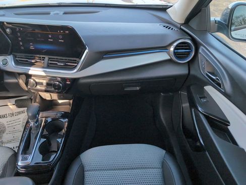 Used 2025 Chevrolet Trax LT w/ LT Convenience Package image 27