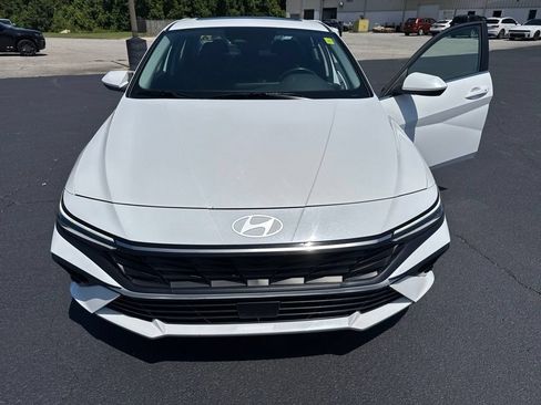 Used 2025 Hyundai Elantra SEL FWD image 12