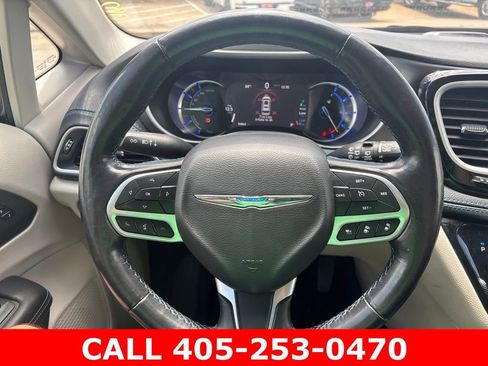 Used 2021 Chrysler Pacifica Touring-L FWD image 17