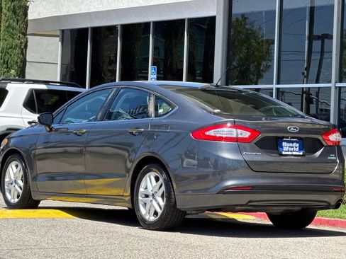 Used 2015 Ford Fusion SE FWD image 6