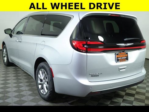 New 2026 Chrysler Pacifica Select image 6