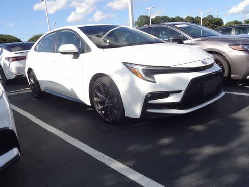 Used 2023 Toyota Corolla SE w/ SE Package FWD image 4