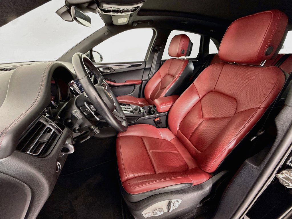 Certified 2023 Porsche Macan Turbo AWD/4WD image 5