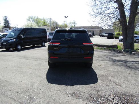 Used 2024 Jeep Grand Cherokee Limited w/ Black Appearance Package image 7