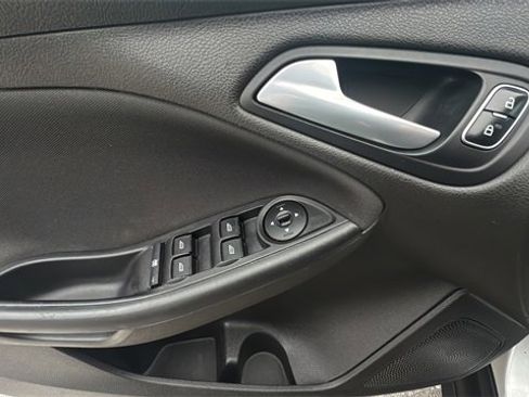 Used 2016 Ford Focus SE w/ SE Cold Weather Package image 25