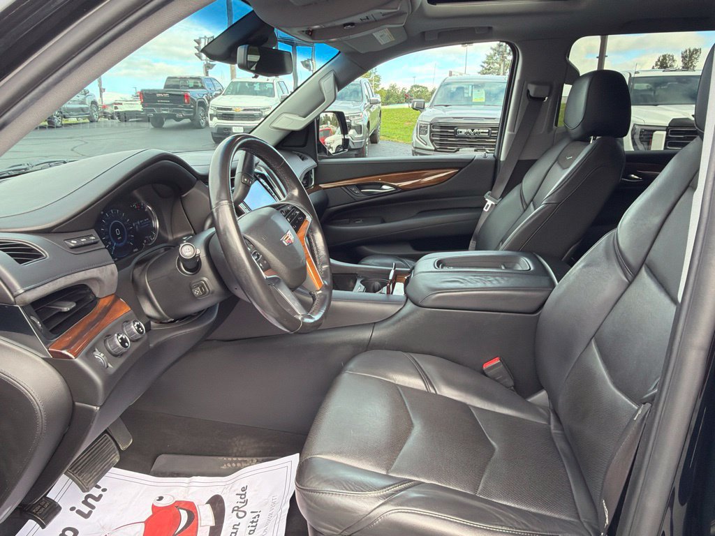 Used 2017 Cadillac Escalade Luxury AWD/4WD image 16
