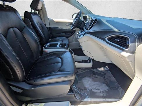 Used 2023 Chrysler Pacifica Touring-L FWD image 21
