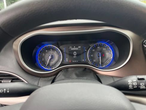 Used 2018 Chrysler Pacifica Touring Plus FWD image 22
