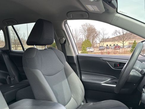 Used 2022 Toyota RAV4 LE AWD/4WD image 16
