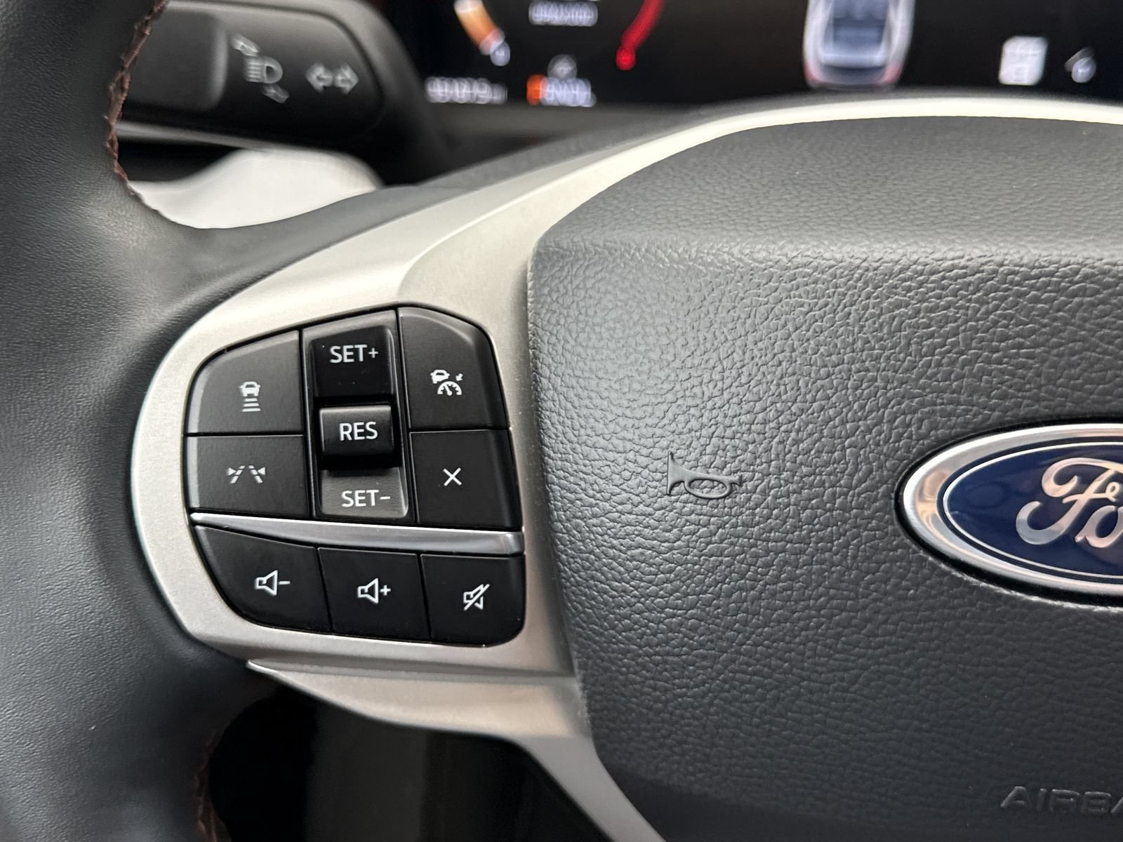 Used 2025 Ford Explorer Active RWD image 21