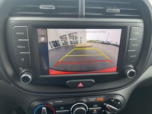 Used 2025 Kia Soul LX w/ LX Technology Package FWD image 22