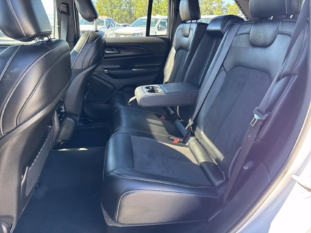 Used 2025 Jeep Grand Cherokee Altitude AWD/4WD image 12