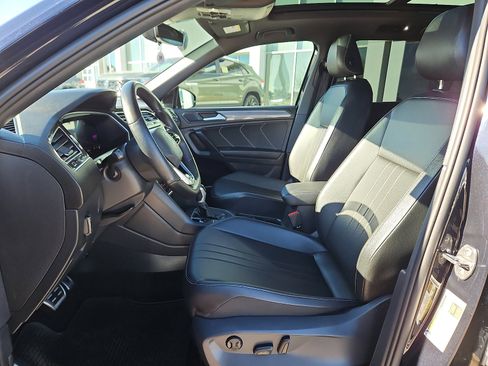 Certified 2023 Volkswagen Tiguan SE R-Line image 10