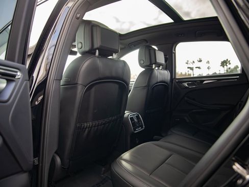 Certified 2025 Porsche Macan image 12