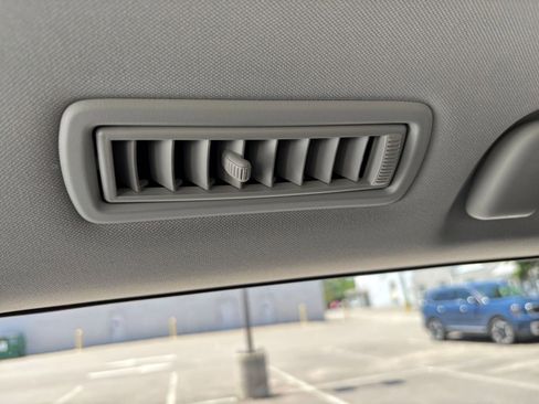 Used 2025 Toyota Highlander LE FWD image 25