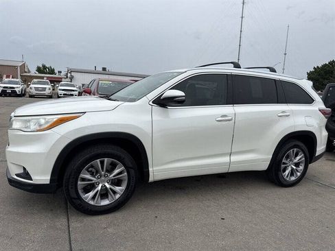 Used 2014 Toyota Highlander XLE FWD image 2
