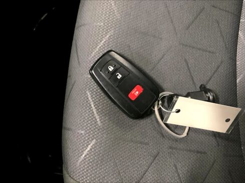 Used 2025 Toyota RAV4 XLE AWD/4WD image 15