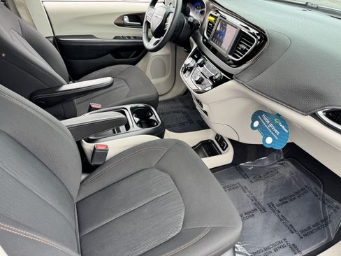 Used 2018 Chrysler Pacifica Touring Plus image 21