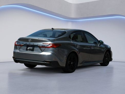 Used 2025 Toyota Camry SE FWD image 5