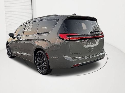 Used 2023 Chrysler Pacifica Limited w/ S Appearance Package image 3