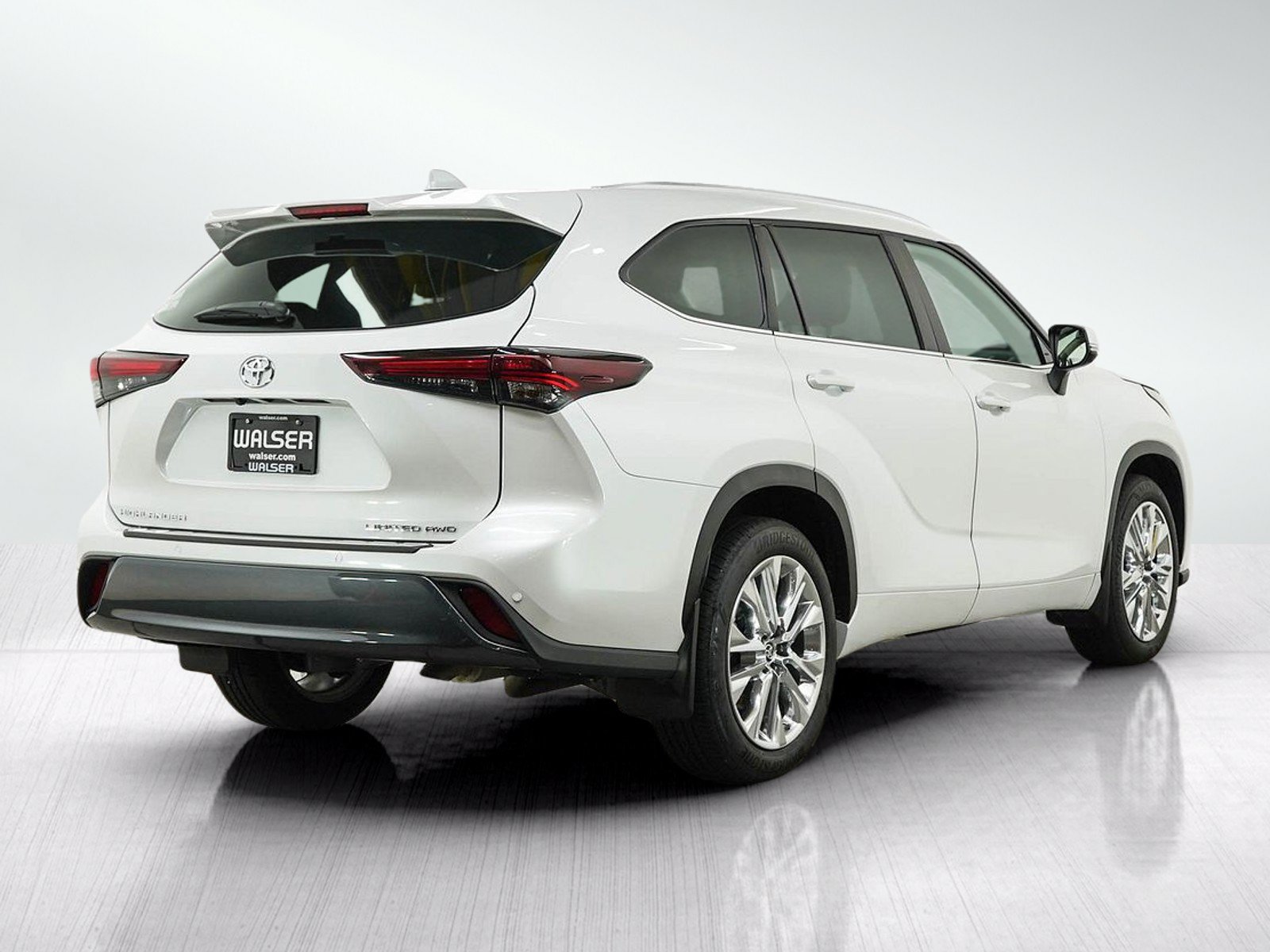 Used 2025 Toyota Highlander Limited AWD/4WD image 5