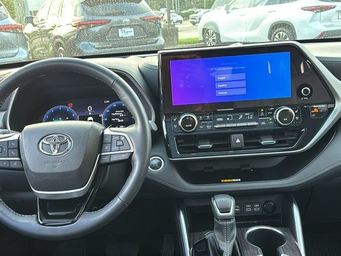 Used 2024 Toyota Highlander Platinum AWD/4WD image 9