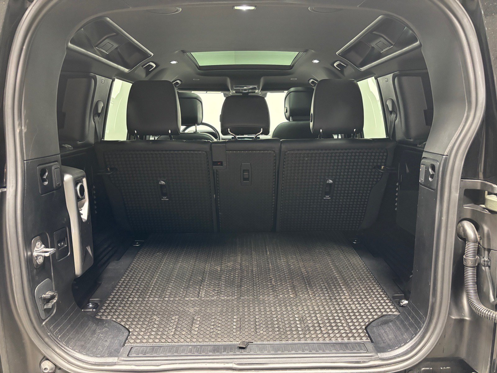 New 2025 Land Rover Defender 110 X-Dynamic SE AWD/4WD image 40