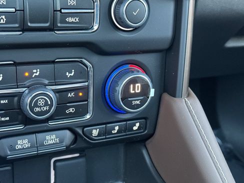 Used 2023 Chevrolet Suburban High Country AWD/4WD image 29