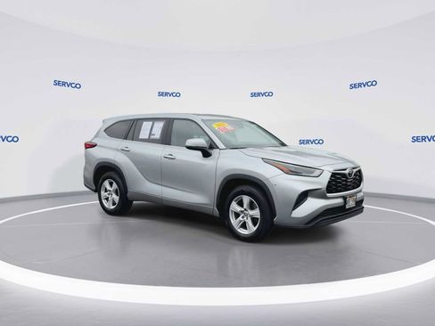 Used 2023 Toyota Highlander L FWD image 2