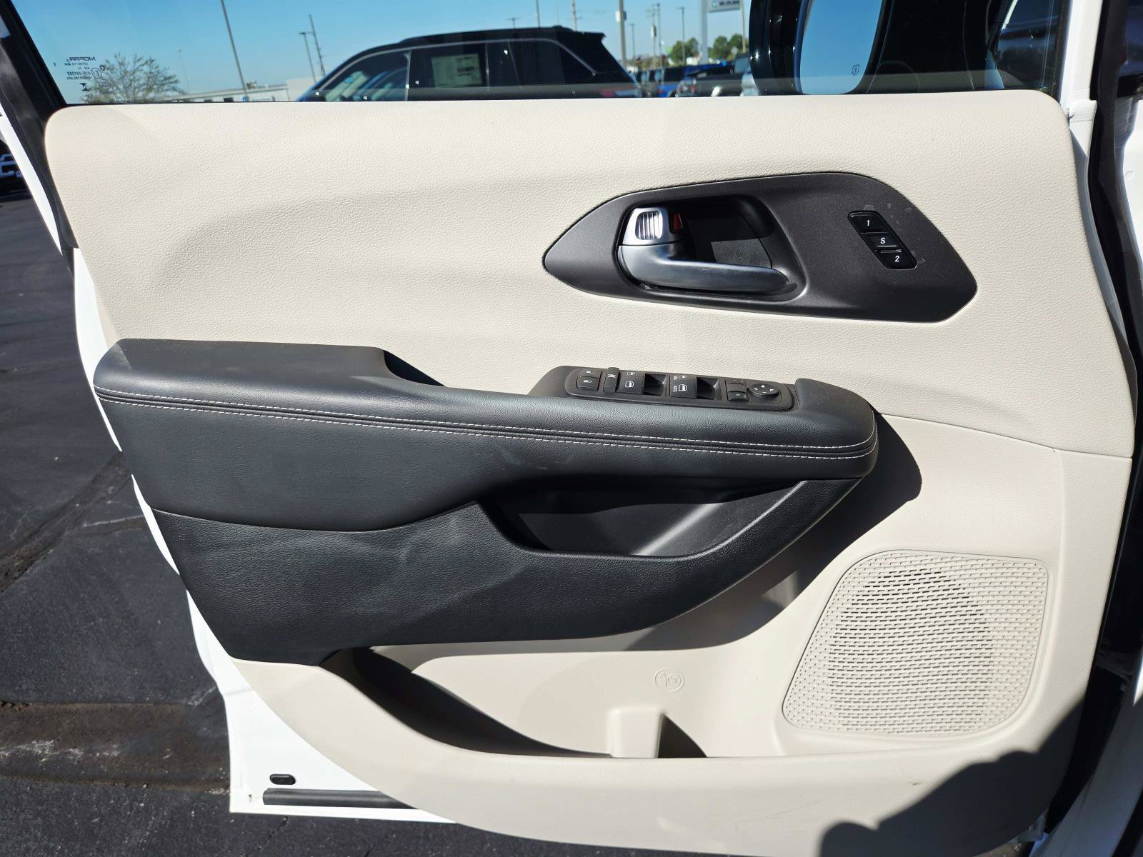 Used 2024 Chrysler Pacifica Touring-L FWD image 38