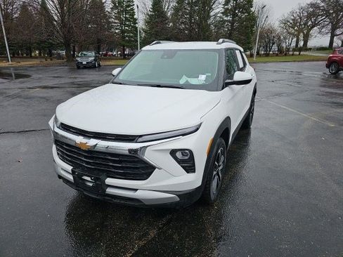 Used 2025 Chevrolet TrailBlazer LT image 2