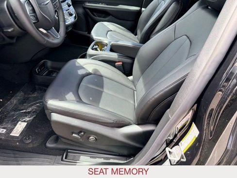 New 2026 Chrysler Pacifica Select AWD/4WD image 14