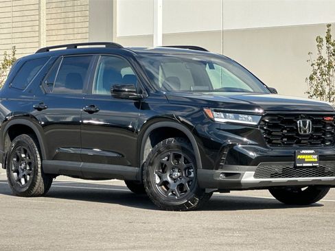 Used 2025 Honda Pilot TrailSport image 2